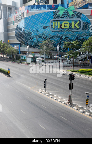 Leere Bangkok Straßen außerhalb MBK Center Stockfoto