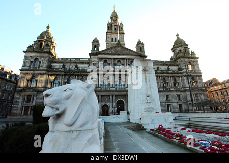 Löwe Skulptur und Kriegerdenkmal auf dem George Square in Glasgow, Schottland. Stockfoto