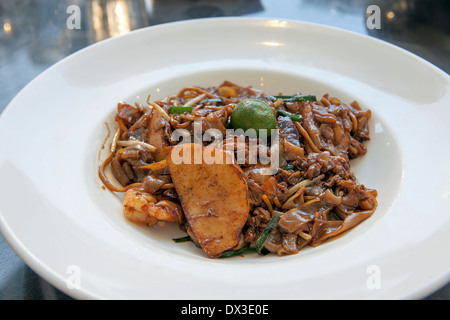 Char Kway Teow Stir Fry Nudelgericht mit Herzmuscheln Fishcake Garnelen in süße schwarze Sojasauce Stockfoto