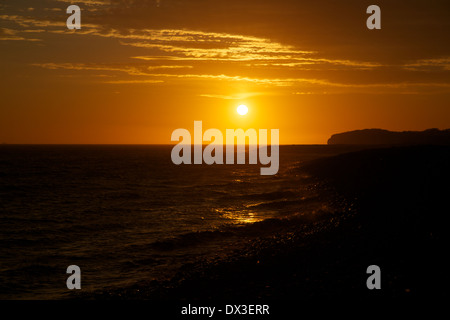 blutunterlaufenen Wolken über Meer bei Sonnenuntergang Aberthaw, Welsh Heritage Küstenlinie, Vale von Glamorgan, Glamorganshire, Wales, UK, EU. Stockfoto