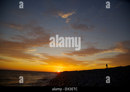 blutunterlaufenen Wolken über Meer bei Sonnenuntergang Aberthaw, Welsh Heritage Küstenlinie, Vale von Glamorgan, Glamorganshire, Wales, UK, EU. Stockfoto