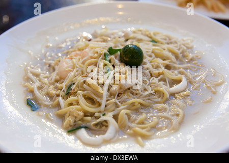 Hokkien mich Rühren braten Nudeln mit Tintenfisch-Garnelen-Tintenfisch und Schweinefleisch Closeup Stockfoto