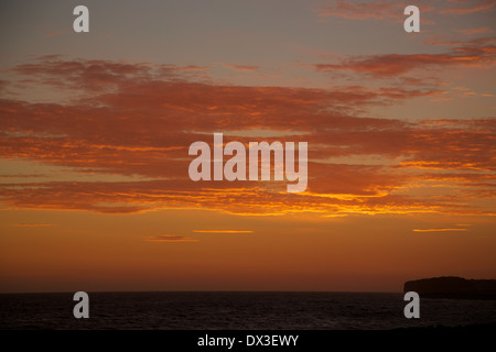 blutunterlaufenen Wolken über Meer bei Sonnenuntergang Aberthaw, Welsh Heritage Küstenlinie, Vale von Glamorgan, Glamorganshire, Wales, UK, EU. Stockfoto