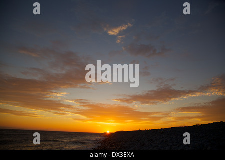 blutunterlaufenen Wolken über Meer bei Sonnenuntergang Aberthaw, Welsh Heritage Küstenlinie, Vale von Glamorgan, Glamorganshire, Wales, UK, EU. Stockfoto