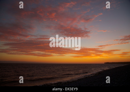 blutunterlaufenen Wolken über Meer bei Sonnenuntergang Aberthaw, Welsh Heritage Küstenlinie, Vale von Glamorgan, Glamorganshire, Wales, UK, EU. Stockfoto