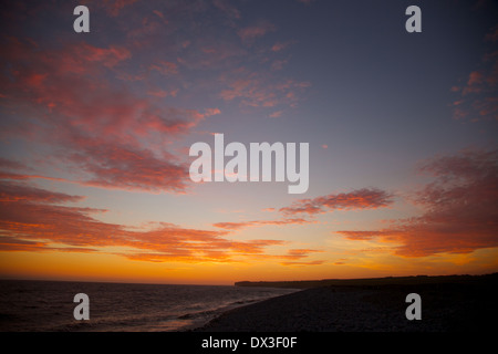 blutunterlaufenen Wolken über Meer bei Sonnenuntergang Aberthaw, Welsh Heritage Küstenlinie, Vale von Glamorgan, Glamorganshire, Wales, UK, EU. Stockfoto