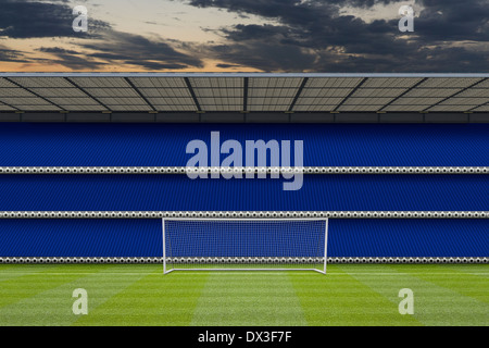 echtem Rasen, Fußball-Torpfosten und Sonnenuntergang Himmel mit einem Computer generierten Stadion Stand mit leeren Plätzen Stockfoto