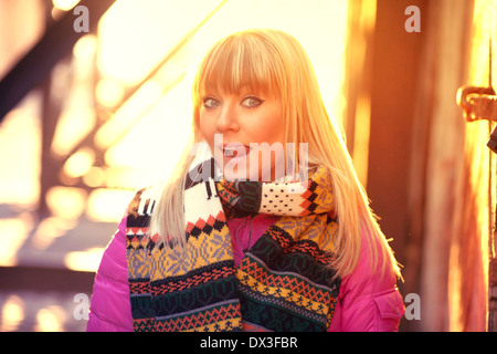 Glückliche Frau Zunge in der Sonne Stockfoto