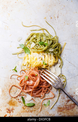 Italienische Pasta italienische Fahne Farben mit Basilikum und parmesan Stockfoto