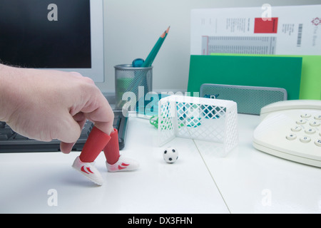 Büroangestellter Tischfußball zu spielen, auf einem Schreibtisch, Stockfoto