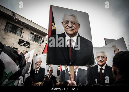 Ramallah, Palästinensische Gebiete. 17. März 2014. 17. März 2014 - Ramallah, Westjordanland, Palästina - palästinensische Fatah-Anhänger halten Bilder von Präsident Mahmoud Abbas während einer Kundgebung zur Unterstützung der Abbas in der Westbank Ramallah 17. März 2014. Mit Pessimismus über die Zukunft des Nahost-Friedensgespräche wächst wird US-Präsident Barack Obama am Montag zu versuchen, die Blockade zu brechen Abbas in Washington treffen. Bildnachweis: Abdalkarim Museitef/NurPhoto/ZUMAPRESS.com/Alamy Live-Nachrichten Stockfoto