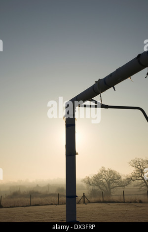 leere Fußballtor an einem frostigen Wintertag Sonnenaufgang am Morgen Stockfoto