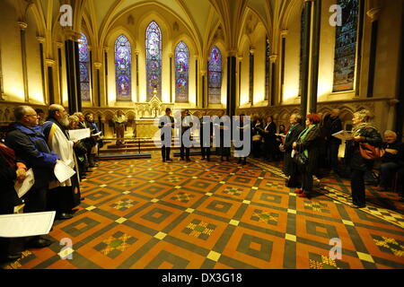 Dublin, Irland. 17. März 2014. Der Chor singt bei der dritten Station von St. Patrick. Der Dublin-Rat der Kirchen lud die Mitglieder aller christlichen Konfessionen, ihren jährlichen St. Patricks Day Service. Der Service wurde von der katholischen Erzbischof von Dublin Diarmuid Martin geführt. Bildnachweis: Michael Debets/Alamy Live-Nachrichten Stockfoto