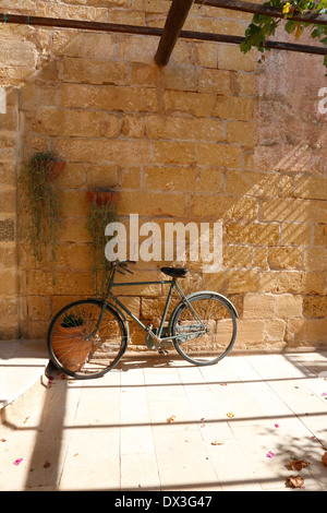 Altes Fahrrad an Masseria Provenzani, ein umgebautes Bauernhaus in Apulien, Italien, jetzt Landhaus Hotel Unterkunft. Stockfoto