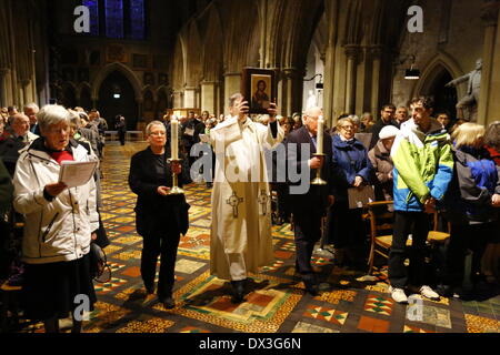 Dublin, Irland. 17. März 2014. Die Gospelss werden auf dem Altar in einer Prozession getragen. Der Dublin-Rat der Kirchen lud die Mitglieder aller christlichen Konfessionen, ihren jährlichen St. Patricks Day Service. Der Service wurde von der katholischen Erzbischof von Dublin Diarmuid Martin geführt. Bildnachweis: Michael Debets/Alamy Live-Nachrichten Stockfoto