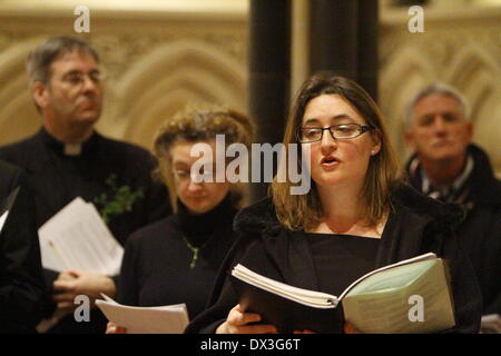 Dublin, Irland. 17. März 2014. Patricia Bourke singt "The DeerÕs Cry". Der Dublin-Rat der Kirchen lud die Mitglieder aller christlichen Konfessionen, ihren jährlichen St. Patricks Day Service. Der Service wurde von der katholischen Erzbischof von Dublin Diarmuid Martin geführt. Bildnachweis: Michael Debets/Alamy Live-Nachrichten Stockfoto
