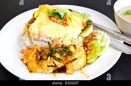 Spicy Chickencurry und Omelette mit Jasminreis Stockfoto