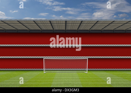 echtem Rasen, Fußball-Torpfosten und bewölktem Himmel mit einem Computer generierten Stadion Stand mit leeren Plätzen Stockfoto