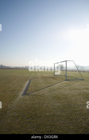 Fußballplatz und Ziel an einem frostigen Wintertag zu leeren Sonnenaufgang am Morgen Stockfoto