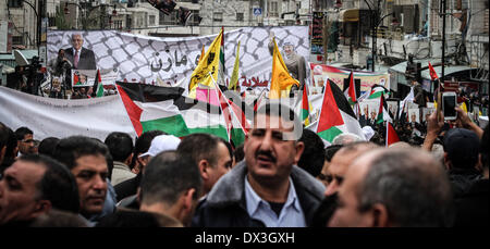 Ramallah, Palästinensische Gebiete. 17. März 2014. 17. März 2014 - Ramallah, Westjordanland, Palästina - palästinensische Fatah-Anhänger halten Bilder von Präsident Mahmoud Abbas und verstorbenen Führer Yasser Arafat während einer Kundgebung zur Unterstützung der Abbas in der Westbank Ramallah 17. März 2014. Mit Pessimismus über die Zukunft des Nahost-Friedensgespräche wächst wird US-Präsident Barack Obama am Montag zu versuchen, die Blockade zu brechen Abbas in Washington treffen. Bildnachweis: Abdalkarim Museitef/NurPhoto/ZUMAPRESS.com/Alamy Live-Nachrichten Stockfoto