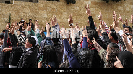 Ramallah, Palästinensische Gebiete. 17. März 2014. Abschnitt der großen Menschenmenge versammelt sich vor zu lassen in das Grand Park Hotel in Ramallah Montag früh 17. März 2014 um für die dritte Staffel der Talentshow Arab Idol audition von MBC-Gruppe. Diese Audition sind zum ersten Mal in der Stadt Ramallah nach palästinensischen Sänger Mohammed Assaf gewann die Arab Idol Award in Beirut, Libanon, Juni 2013 statt. Assaf wurde der erste Palästinenser in der arabischen Welt Version von DSDS gewinnen. Bildnachweis: ZUMA Press, Inc./Alamy Live-Nachrichten Stockfoto