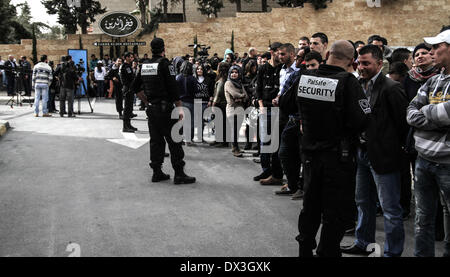 Ramallah, Palästinensische Gebiete. 17. März 2014. Abschnitt der großen Menschenmenge versammelt sich vor zu lassen in das Grand Park Hotel in Ramallah Montag früh 17. März 2014 um für die dritte Staffel der Talentshow Arab Idol audition von MBC-Gruppe. Diese Audition sind zum ersten Mal in der Stadt Ramallah nach palästinensischen Sänger Mohammed Assaf gewann die Arab Idol Award in Beirut, Libanon, Juni 2013 statt. Assaf wurde der erste Palästinenser in der arabischen Welt Version von DSDS gewinnen. Bildnachweis: ZUMA Press, Inc./Alamy Live-Nachrichten Stockfoto