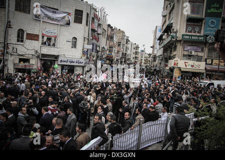 Ramallah, Palästinensische Gebiete. 17. März 2014. 17. März 2014 - Ramallah, Westjordanland, Palästina - palästinensische Fatah-Anhänger halten Bilder von Präsident Mahmoud Abbas und verstorbenen Führer Yasser Arafat während einer Kundgebung zur Unterstützung der Abbas in der Westbank Ramallah 17. März 2014. Mit Pessimismus über die Zukunft des Nahost-Friedensgespräche wächst wird US-Präsident Barack Obama am Montag zu versuchen, die Blockade zu brechen Abbas in Washington treffen. Bildnachweis: Abdalkarim Museitef/NurPhoto/ZUMAPRESS.com/Alamy Live-Nachrichten Stockfoto