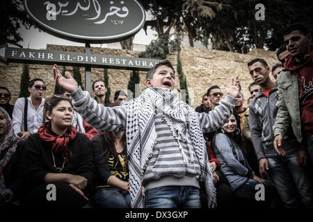 Ramallah, Palästinensische Gebiete. 17. März 2014. Palästinensischer Jugendlicher singen vor zu lassen in das Grand Park Hotel in Ramallah Montag früh 17. März 2014 um für die dritte Staffel der Talentshow Arab Idol audition von MBC-Gruppe. Diese Audition sind zum ersten Mal in der Stadt Ramallah nach palästinensischen Sänger Mohammed Assaf gewann die Arab Idol Award in Beirut, Libanon, Juni 2013 statt. Assaf wurde der erste Palästinenser in der arabischen Welt Version von DSDS gewinnen. Useitef/NurPh Credit: ZUMA Press, Inc./Alamy Live News Stockfoto