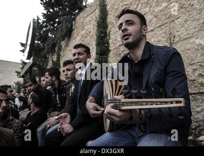 Ramallah, Palästinensische Gebiete. 17. März 2014. Palästinensischen Oud und Singging vor Montag früh 17. März 2014 in das Grand Park Hotel in Ramallah lassen spielen, für die dritte Staffel von Arab Idol-Talent-Show von MBC-Gruppe vorzuspielen. Diese Audition sind zum ersten Mal in der Stadt Ramallah nach palästinensischen Sänger Mohammed Assaf gewann die Arab Idol Award in Beirut, Libanon, Juni 2013 statt. Assaf wurde der erste Palästinenser in der arabischen Welt Version von DSDS gewinnen. (Kredit-Bild: © Abdalkar Credit: ZUMA Press, Inc./Alamy Live News Stockfoto