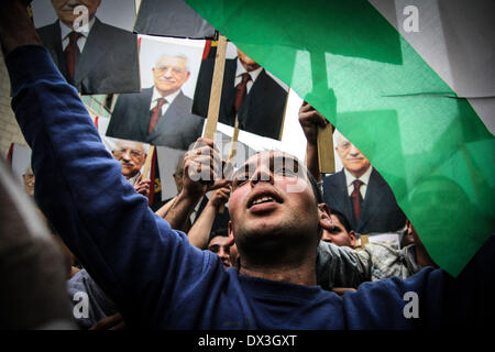 Ramallah, Palästinensische Gebiete. 17. März 2014. 17. März 2014 - Ramallah, Westjordanland, Palästina - palästinensische Fatah-Anhänger halten Bilder von Präsident Mahmoud Abbas während einer Kundgebung zur Unterstützung der Abbas in der Westbank Ramallah 17. März 2014. Mit Pessimismus über die Zukunft des Nahost-Friedensgespräche wächst wird US-Präsident Barack Obama am Montag zu versuchen, die Blockade zu brechen Abbas in Washington treffen. Bildnachweis: Abdalkarim Museitef/NurPhoto/ZUMAPRESS.com/Alamy Live-Nachrichten Stockfoto