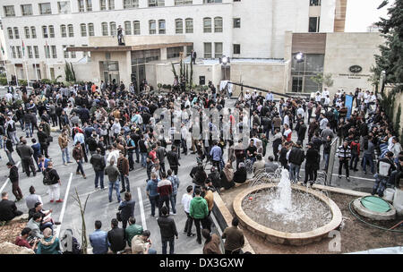 Ramallah, Palästinensische Gebiete. 17. März 2014. Abschnitt der großen Menschenmenge versammelt sich vor zu lassen in das Grand Park Hotel in Ramallah Montag früh 17. März 2014 um für die dritte Staffel der Talentshow Arab Idol audition von MBC-Gruppe. Diese Audition sind zum ersten Mal in der Stadt Ramallah nach palästinensischen Sänger Mohammed Assaf gewann die Arab Idol Award in Beirut, Libanon, Juni 2013 statt. Assaf wurde der erste Palästinenser in der arabischen Welt Version von DSDS gewinnen. Bildnachweis: ZUMA Press, Inc./Alamy Live-Nachrichten Stockfoto