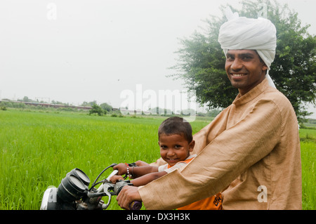 1 indische Bauern fahren Motorrad Stockfoto