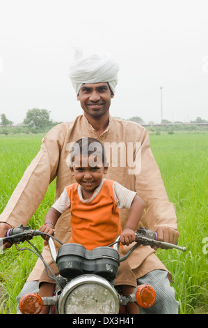 1 indische Bauern fahren Motorrad Stockfoto