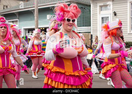 Die Pussyfooters marschieren stolzieren in New Orleans Parade gruppieren Stockfoto