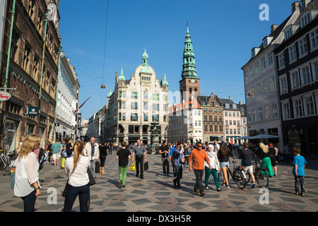 Die Fußgängerzone rund um die Storkespringvandet-Statue in Kopenhagen. Stockfoto