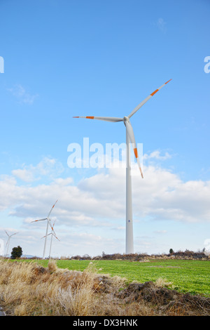 Elektro Power Generator Windkraftanlage über ein bewölkter Himmel Stockfoto