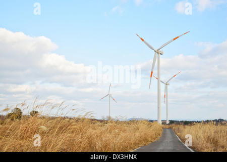 Elektro Power Generator Windkraftanlage über ein bewölkter Himmel Stockfoto