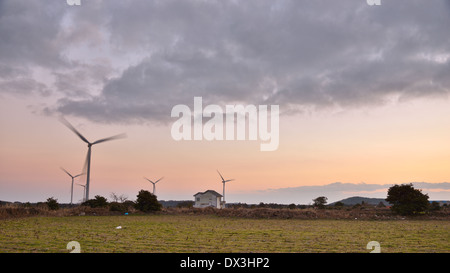 Elektro Power Generator Windkraftanlage über ein bewölkter Himmel Stockfoto