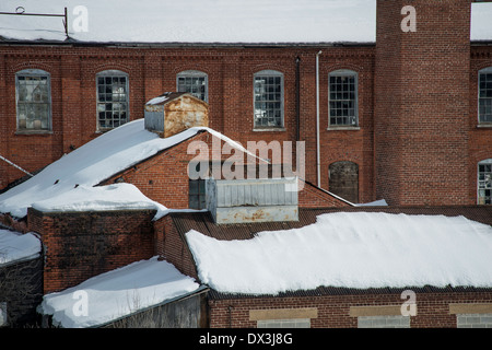 Alte Ziegel Industriegebäude außen mit Schnee Stockfoto