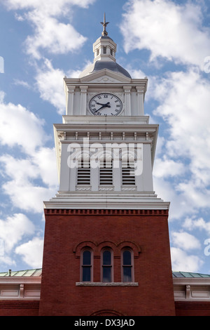 Alte historische Nassau County Courthouse Glockenturm an der Centre Street in downtown District von Fernandina Beach, Florida, USA. Stockfoto