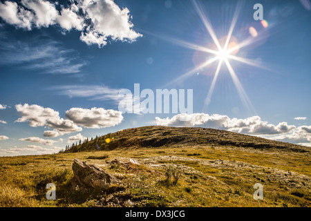 Brillante Sunburst über Tundra in Alaska mit blauen Himmel und Wolken. Stockfoto