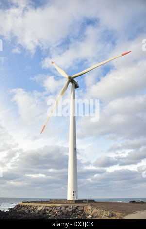 Elektro Power Generator Windkraftanlage über ein bewölkter Himmel in Jeju Stockfoto