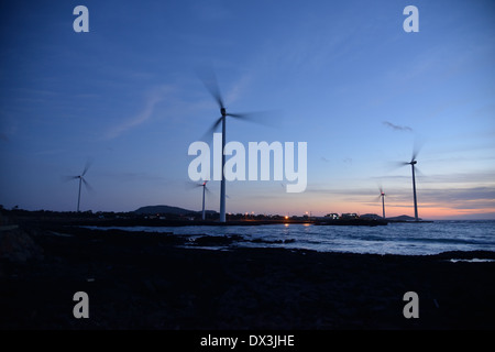 Elektro Power Generator Windkraftanlage über ein bewölkter Himmel in Jeju Küste Stockfoto