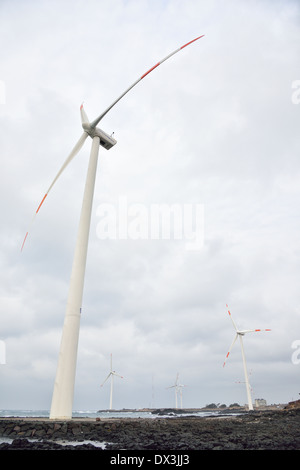 Elektro Power Generator Windkraftanlage über ein bewölkter Himmel in Jeju Küste Stockfoto