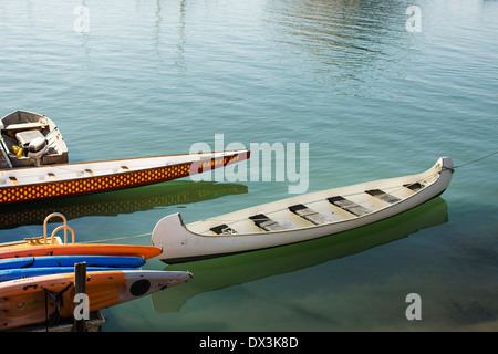 Boote festmachen auf ruhigem Wasser in Morro Bay, Kalifornien, USA Stockfoto