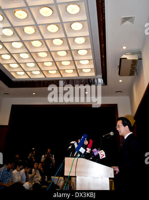 Kuala Lumpur, Kuala Lumpur. 18. März 2014. Chinesischer Botschafter in Malaysia Huang Huikang befasst sich mit der Pressekonferenz bei der chinesischen Botschaft in Malaysia, Kuala Lumpur, am 18. März 2014. Kein Passagier vom chinesischen Festland an Bord der fehlenden MH370 Flug könnte Entführung oder Terror-Angriff beteiligt sein chinesischer Botschafter in Malaysia, sagte am Dienstag. Zuverlässigkeitsüberprüfung auf alle Passagiere vom chinesischen Festland keine Beweise zur Untermauerung dieser Verdacht gefunden hat, sagte Huang Huikang. Bildnachweis: He Jingjia/Xinhua/Alamy Live-Nachrichten Stockfoto