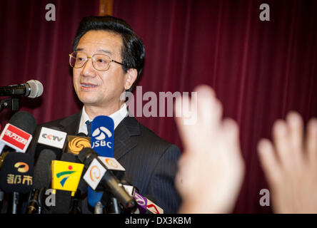 Kuala Lumpur, Kuala Lumpur. 18. März 2014. Chinesischer Botschafter in Malaysia Huang Huikang befasst sich mit der Pressekonferenz bei der chinesischen Botschaft in Malaysia, Kuala Lumpur, am 18. März 2014. Kein Passagier vom chinesischen Festland an Bord der fehlenden MH370 Flug könnte Entführung oder Terror-Angriff beteiligt sein chinesischer Botschafter in Malaysia, sagte am Dienstag. Zuverlässigkeitsüberprüfung auf alle Passagiere vom chinesischen Festland keine Beweise zur Untermauerung dieser Verdacht gefunden hat, sagte Huang Huikang. Bildnachweis: He Jingjia/Xinhua/Alamy Live-Nachrichten Stockfoto