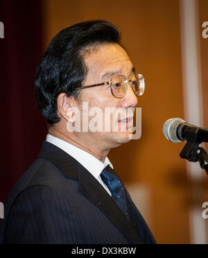 Kuala Lumpur, Kuala Lumpur. 18. März 2014. Chinesischer Botschafter in Malaysia Huang Huikang befasst sich mit der Pressekonferenz bei der chinesischen Botschaft in Malaysia, Kuala Lumpur, am 18. März 2014. Kein Passagier vom chinesischen Festland an Bord der fehlenden MH370 Flug könnte Entführung oder Terror-Angriff beteiligt sein chinesischer Botschafter in Malaysia, sagte am Dienstag. Zuverlässigkeitsüberprüfung auf alle Passagiere vom chinesischen Festland keine Beweise zur Untermauerung dieser Verdacht gefunden hat, sagte Huang Huikang. Bildnachweis: He Jingjia/Xinhua/Alamy Live-Nachrichten Stockfoto