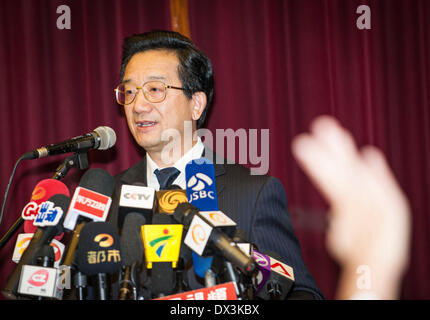 Kuala Lumpur, Kuala Lumpur. 18. März 2014. Chinesischer Botschafter in Malaysia Huang Huikang befasst sich mit der Pressekonferenz bei der chinesischen Botschaft in Malaysia, Kuala Lumpur, am 18. März 2014. Kein Passagier vom chinesischen Festland an Bord der fehlenden MH370 Flug könnte Entführung oder Terror-Angriff beteiligt sein chinesischer Botschafter in Malaysia, sagte am Dienstag. Zuverlässigkeitsüberprüfung auf alle Passagiere vom chinesischen Festland keine Beweise zur Untermauerung dieser Verdacht gefunden hat, sagte Huang Huikang. Bildnachweis: He Jingjia/Xinhua/Alamy Live-Nachrichten Stockfoto