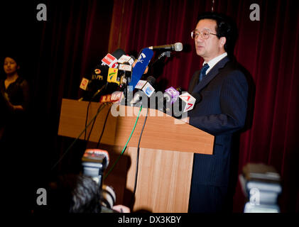 Kuala Lumpur, Kuala Lumpur. 18. März 2014. Chinesischer Botschafter in Malaysia Huang Huikang befasst sich mit der Pressekonferenz bei der chinesischen Botschaft in Malaysia, Kuala Lumpur, am 18. März 2014. Kein Passagier vom chinesischen Festland an Bord der fehlenden MH370 Flug könnte Entführung oder Terror-Angriff beteiligt sein chinesischer Botschafter in Malaysia, sagte am Dienstag. Zuverlässigkeitsüberprüfung auf alle Passagiere vom chinesischen Festland keine Beweise zur Untermauerung dieser Verdacht gefunden hat, sagte Huang Huikang. Bildnachweis: He Jingjia/Xinhua/Alamy Live-Nachrichten Stockfoto